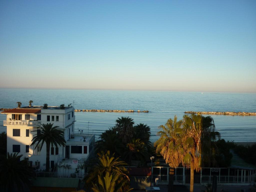 Hotel Ambassador Grottammare Exterior photo